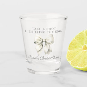 Sie bindet das Brautparty des weißen Bowes. Schnapsglas