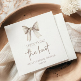 Sie bindet das Brautparty des weißen Bowes. Serviette