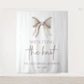 Sie bindet das Brautparty des weißen Bowes. Wandteppich (Vorderseite)