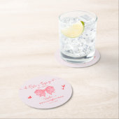 Sie bindet das Brautparty des weißen, rosa und wei Runder Pappuntersetzer (Vor Ort)