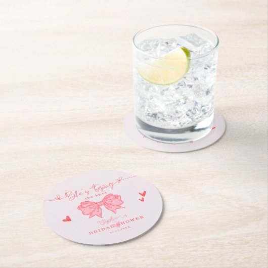 Sie bindet das Brautparty des weißen, rosa und wei Runder Pappuntersetzer (Vor Ort)