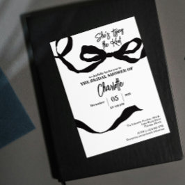 sie bindet das Brautparty schwarz-weiß an den Knot Einladung