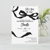 sie bindet das Brautparty schwarz-weiß an den Knot Einladung (Stehend Vorderseite)