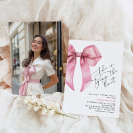 Sie bindet das Foto des rosa Brautparty an den Kno Einladung