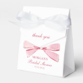 Sie bindet das knallrot-rosa Brautparty Geschenkschachtel (Vorderseite)