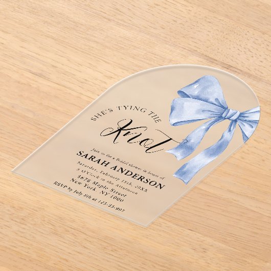 Sie bindet das knochenblaue Brautparty Acryleinladungen (Ablage )