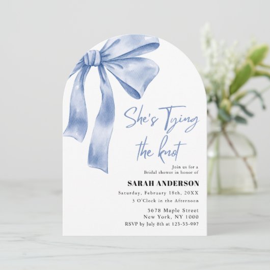 Sie bindet das knochenblaue Brautparty Einladung (Stehend Vorderseite)