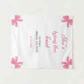 Sie bindet das knochenrosa Brautparty an den Hinte Wandteppich (Vorderseite (Horizontal))