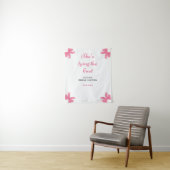 Sie bindet das knochenrosa Brautparty an den Hinte Wandteppich (Beispiel)