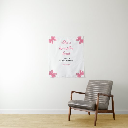 Sie bindet das knochenrosa Brautparty an den Hinte Wandteppich (Beispiel)