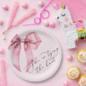 Sie bindet das knochenrosa Brautparty an Pappteller (Party)