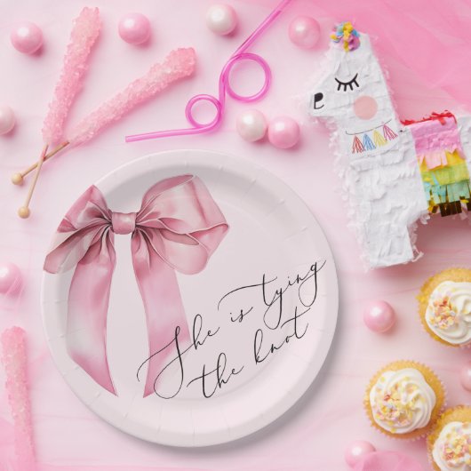 Sie bindet das knochenrosa Brautparty an Pappteller (Party)