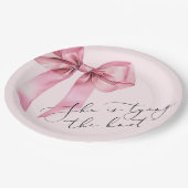 Sie bindet das knochenrosa Brautparty an Pappteller (Schrägansicht)