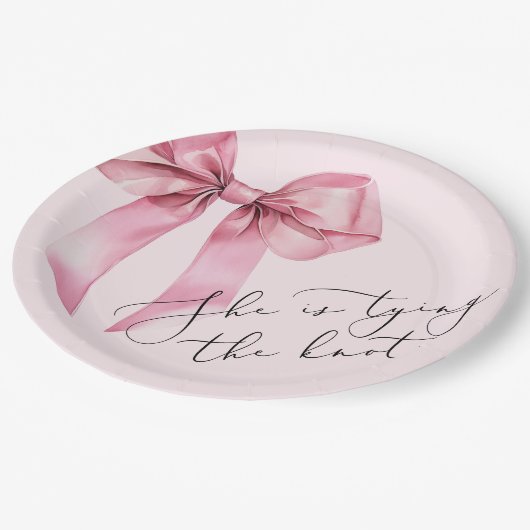 Sie bindet das knochenrosa Brautparty an Pappteller (Schrägansicht)