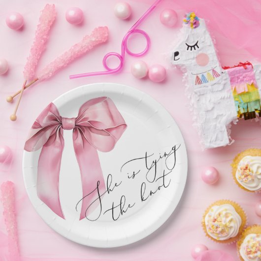 Sie bindet das knochenrosa Brautparty an Pappteller (Party)