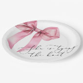 Sie bindet das knochenrosa Brautparty an Pappteller (Schrägansicht)