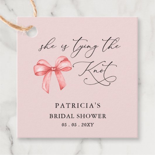 Sie bindet das knochenrosa Brautparty Geschenkanhänger (Vorderseite)