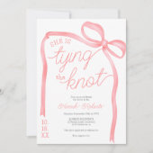 Sie bindet das knochenrosa Bugband-Brautparty Einladung (Vorderseite)