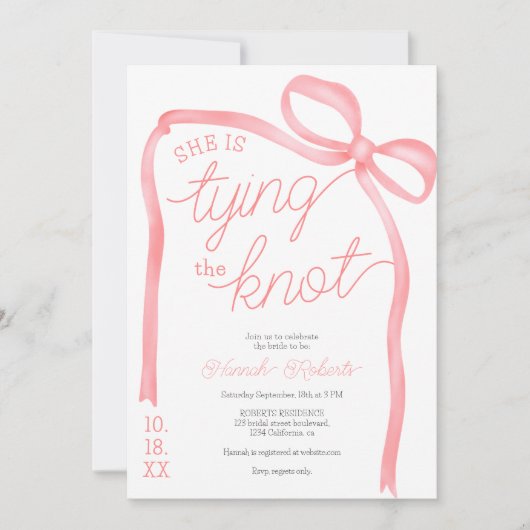 Sie bindet das knochenrosa Bugband-Brautparty Einladung (Vorderseite)
