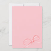 Sie bindet das knochenrosa Bugband-Brautparty Einladung (Rückseite)