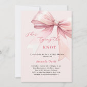 Sie bindet das knochenweiche rosa Brautparty Einladung (Vorderseite)