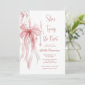 Sie bindet das knospenrosa Brautparty an Einladung (Stehend Vorderseite)