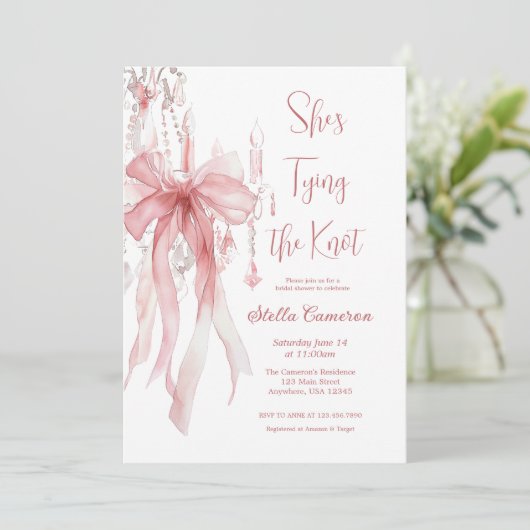 Sie bindet das knospenrosa Brautparty an Einladung (Stehend Vorderseite)