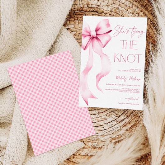 Sie bindet das knospenrosa Brautparty an Einladung