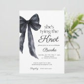 Sie bindet das Knot-Black-Bogen-Kiri-Brautparty Einladung (Stehend Vorderseite)