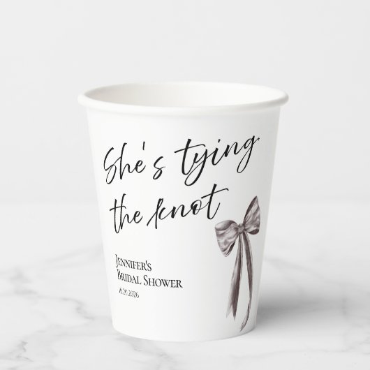 Sie bindet das Knot Black Bow Brautparty Pape Pappbecher (Vorderseite)