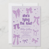 Sie bindet das Knot Purpl Bow Brautparty Invit Einladung (Vorderseite)