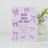 Sie bindet das Knot Purpl Bow Brautparty Invit Einladung (Stehend Vorderseite)