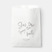 Sie bindet das Knoten-Brautparty Geschenktütchen (Vorderseite)