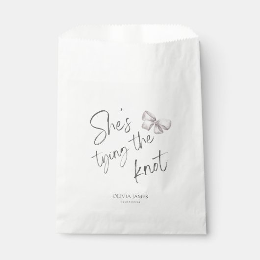 Sie bindet das Knoten-Brautparty Geschenktütchen (Vorderseite)