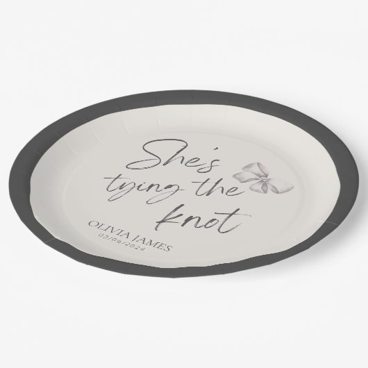 Sie bindet das Knoten-Brautparty Pappteller (Schrägansicht)