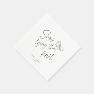 Sie bindet das Knoten-Brautparty Serviette