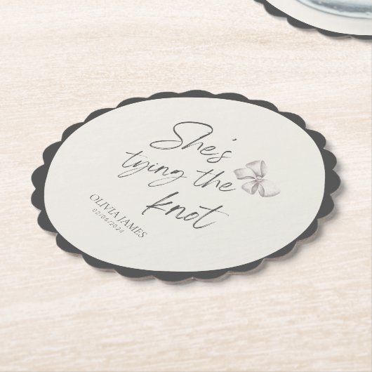 Sie bindet das Knoten-Brautparty Untersetzer (angewinkelt)