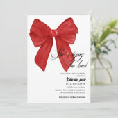 Sie bindet das knotenrote Bow-Brautparty Einladung (Stehend Vorderseite)