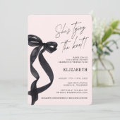 Sie bindet das Party des Knot Black Bow-BRAUTPARTY Einladung (Stehend Vorderseite)