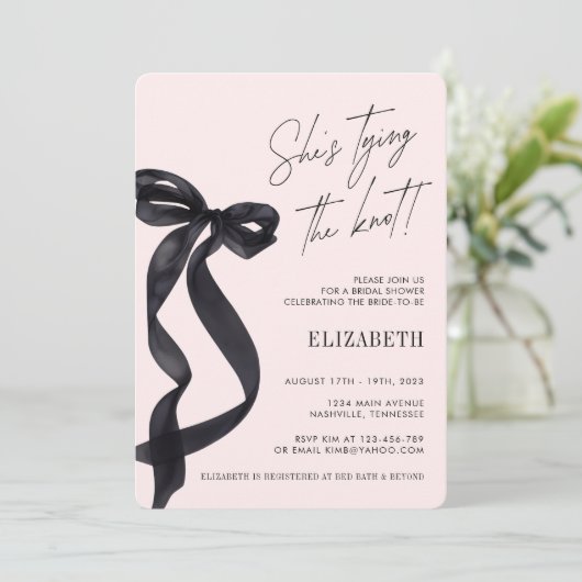 Sie bindet das Party des Knot Black Bow-BRAUTPARTY Einladung (Stehend Vorderseite)