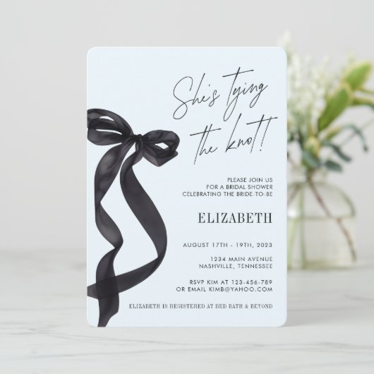 Sie bindet das Party des Knot Black Bow-BRAUTPARTY Einladung (Stehend Vorderseite)