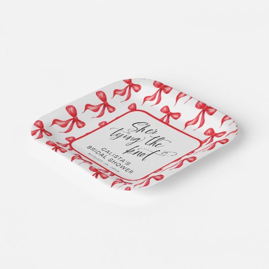 Sie bindet das Personalisierte Brautparty des Knot Pappteller (Gewinkelt)