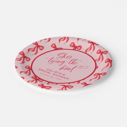 Sie bindet das Personalisierte Brautparty des Knot Pappteller (Schrägansicht)