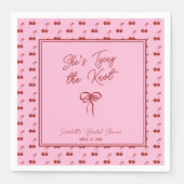 Sie bindet den Cocktail des Knot-Cherry-Brautparty Serviette