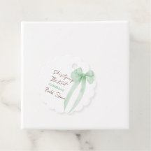 Sie bindet den grünen Bogen des Knotens Brautparty