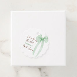 Sie bindet den grünen Bogen des Knotens Brautparty Geschenkanhänger