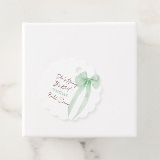 Sie bindet den grünen Bogen des Knotens Brautparty Geschenkanhänger (Beispiel)