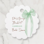 Sie bindet den grünen Bogen des Knotens Brautparty Geschenkanhänger (Vorderseite)