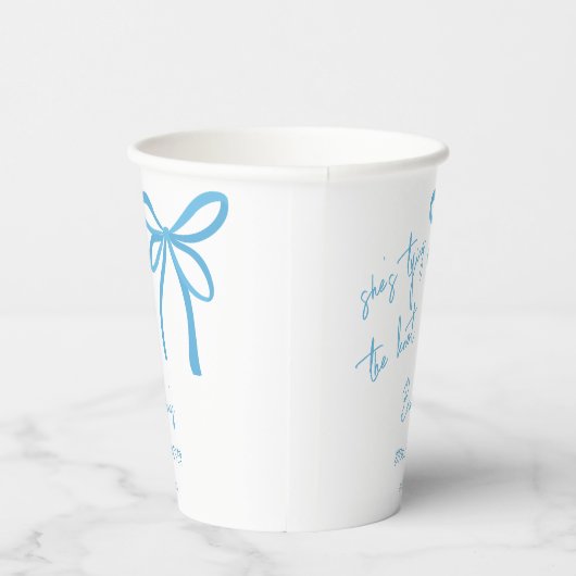 Sie bindet den knochenblauen Bandbogen, bedruckt Pappbecher (Rechts)