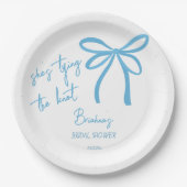 Sie bindet den knochenblauen Bandbogen, bedruckt Pappteller (Vorderseite)